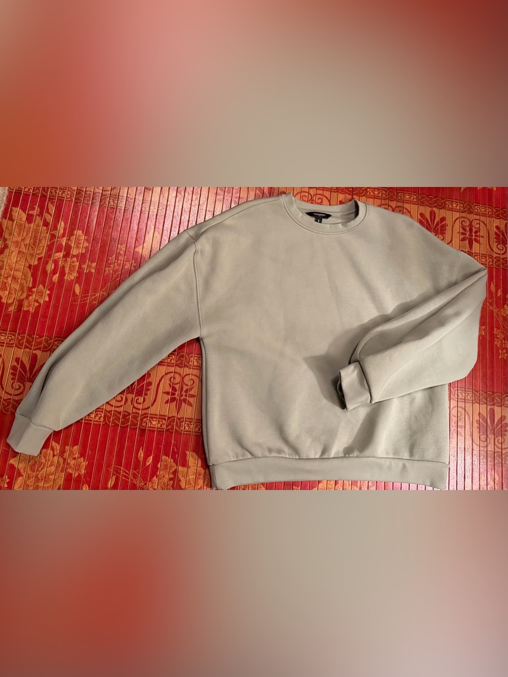 Banana Republic sage sweatshirt in women’s small. Pleat cuff elevates to fab
